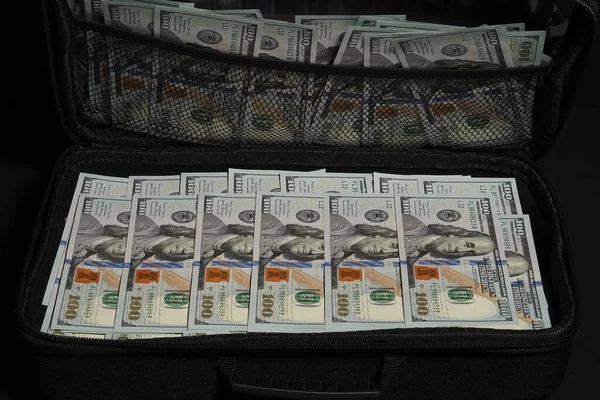 Amerikai dollár egy bőröndben. Egy bőrönd pénz. Vállalkozás és gazdaság. — Stock Fotó