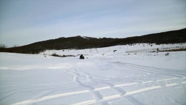 Impasabilidad. Montar en quad en invierno en la nieve. — Vídeo de stock