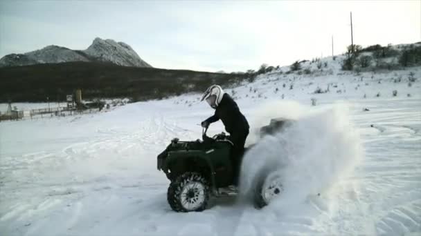 Impasabilidad. Montar en quad en invierno en la nieve. — Vídeo de stock