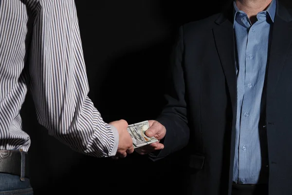 İş ve finans. Para transferi. Amerikan Doları elden ele.