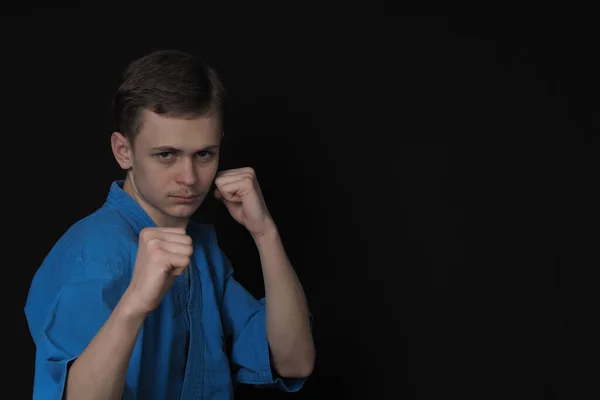 Retrato de un joven, un atleta de apariencia europea en un kimono azul. —  Fotos de Stock