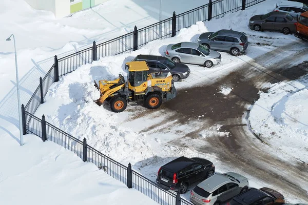 Snow removal equipment. Cleaning of streets and yards from snow. A dump truck loads snow into a truc — стоковое фото