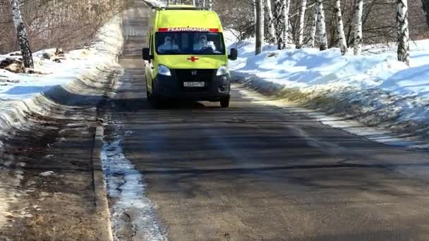 Rusya, Nizhny Novgorod, 25.03.2021. Yazı işleri. Koruyucu giysi ve maskeyle bir ambulans götürüldü. Covid 19 — Stok video