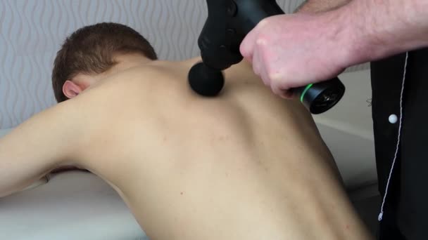 Hardware Rückenmassage. Der Schlagzeugapparat. Tiefe Muskelentwicklung. Patient und Arzt. — Stockvideo