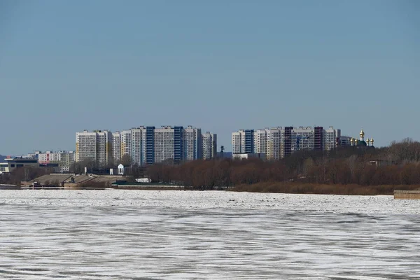 Voorjaars ijs op de rivier. Stad bij de rivier. Natuur, ecologie. — Stockfoto