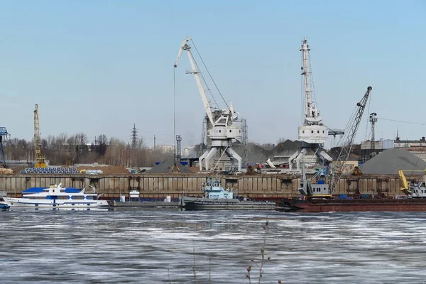 River port. The factory by the river. Sand mining. A crane and special equipment for loading sand. — Stock Photo, Image