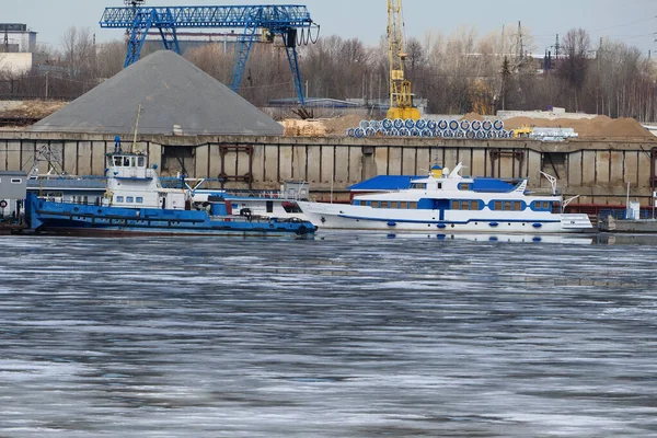 Puerto fluvial. La fábrica junto al río. Minería de arena. Una grúa y un equipo especial para cargar arena. — Foto de Stock