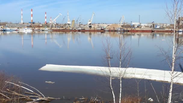 Jarní led na řece. Říční přístav a vodní zdroje. — Stock video
