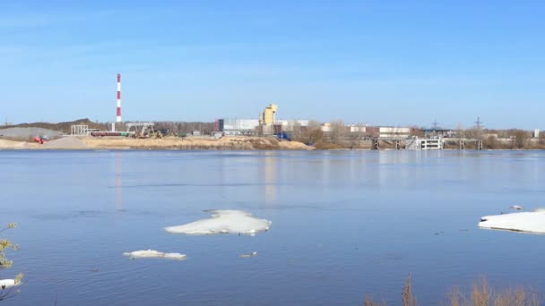 Hielo en el río en primavera. Puerto fluvial e infraestructura urbana. — Vídeo de stock