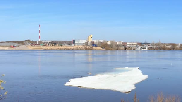 İlkbaharda nehirde buz. Nehir portu ve şehir altyapısı. — Stok video