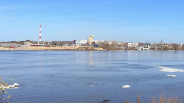 Hielo en el río en primavera. Puerto fluvial e infraestructura urbana. — Vídeos de Stock