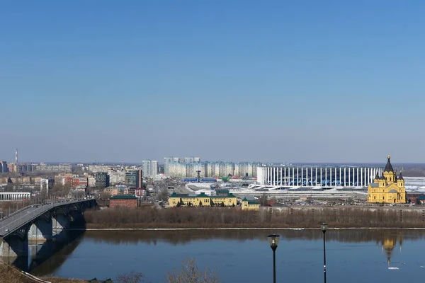 Stadspanorama. Een moderne stad, een metropool aan de oever van de rivier en een prachtige brug over de rivier. — Stockfoto