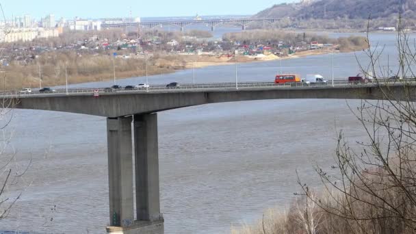 Tráfico en un gran puente sobre el río en la ciudad. — Vídeo de stock