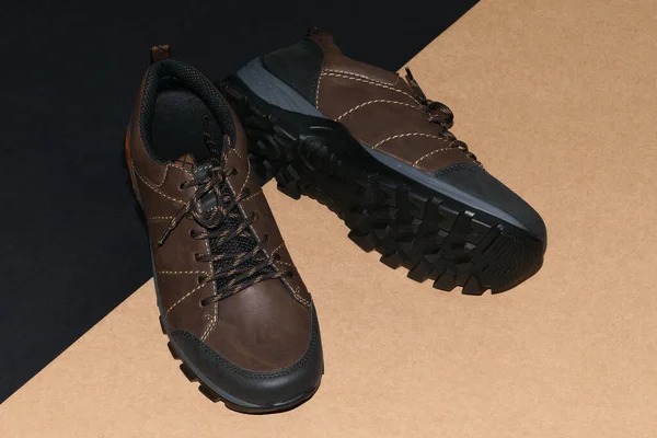 Buty męskie są stylowe brązowe na czarno-szarym tle. — Zdjęcie stockowe
