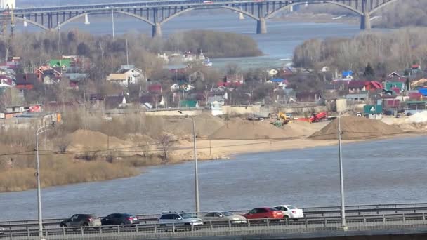 Puente sobre el río, el tráfico en el puente y la extracción de arena del río. Vídeo. — Vídeo de stock