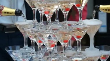 Piramit ya da şovun barmeni şampanya vişneli lunapark treni. Lezzetli ikram.