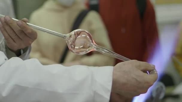 Warsztaty dmuchania szkła. Przemysł szklarski i szklarski Master glassblower produkuje wyroby szklane — Wideo stockowe