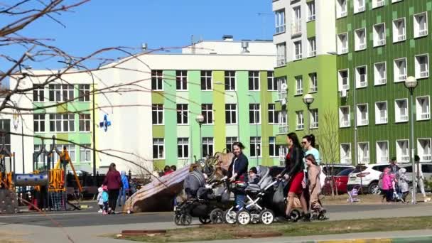 Ryssland, Nizjnij Novgorod, Gagarin Avenue 101, järnvägsstationen Gagarin Heights. 04.23.2021 Lekplats för barn. Modernt bostadsområde. Mödrar — Stockvideo
