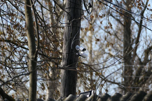 Telecamera di sicurezza esterna su un palo all'aria aperta. — Foto Stock