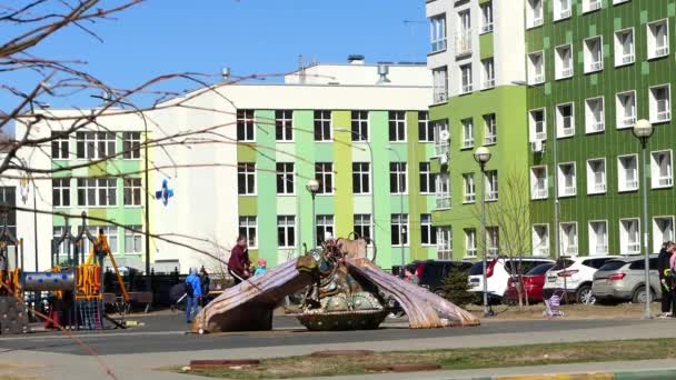 Ryssland. Nizjnij Novgorod, 101 k.2 Gagarin Avenue. 04.20.2021Lekplats för barn i ett modernt bostadsområde. — Stockvideo