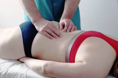 Sırt masajı. Hasta masaj masasında bir kadın, terapi..