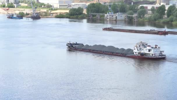 River boat tug transports a barge with sand. Dry cargo ship on the river. — Wideo stockowe