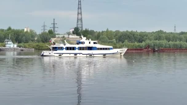 Rusia, Nizhny Novgorod. Río Oka. 28.05.2021 Un barco de pasajeros de placer está navegando a lo largo del río. — Vídeos de Stock