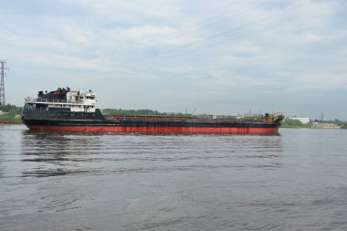  Kargo gemisi, büyük gemi, kargo gemisi nehirde. Liman kenti