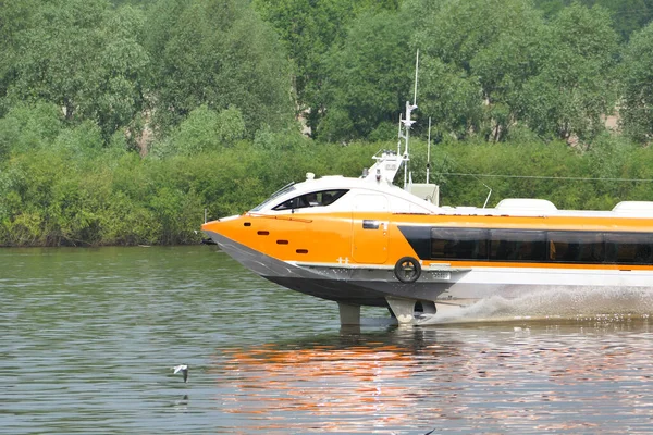 Flussschifffahrt. Tragflügelboot Valdai auf dem Fluss. — Stockfoto