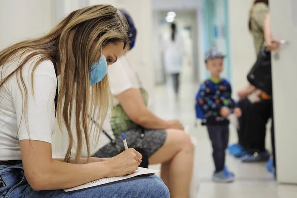 Rusya, Nizhny Novgorod, poliklinik. Hayır. 1 Zhukov kare 5. 05.26.2021 Tıp Merkezi veya Kliniği. Nüfusun aşılanması. İnsanlar
