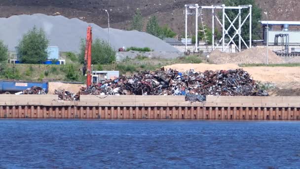 Místo sběru šrotu. Zařízení na recyklaci šrotu. Nakládání kovového šrotu se speciálními jeřáby. — Stock video