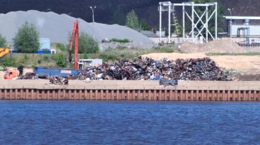 Hurda metal toplama noktası. Hurda metal geri dönüşüm tesisi. Özel vinçlerle hurda metal yüklemesi.