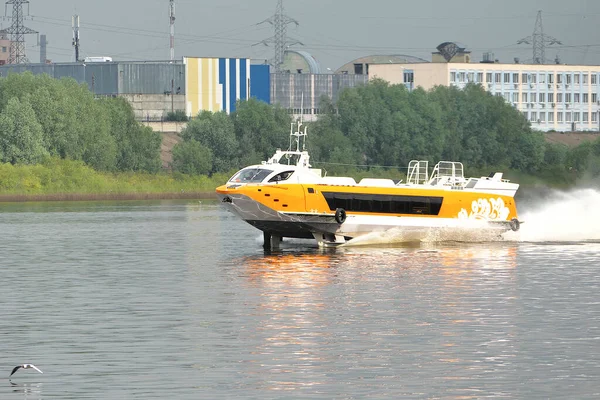 The motor hydrofoil boat goes along the river along the port city — Stock Photo, Image