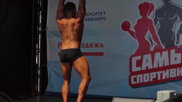 Rusia, Nizhny Novgorod, terraplén de Volzhskaya 21, 05.06.2021. Atletas, hombres en traje de baño en el escenario, rendimiento culturismo. — Vídeo de stock