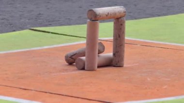 Rus ulusal geleneksel oyunu CITY, GORODKI Yarasa, Bita bir heykeli ve tahta çubukları deviriyor.