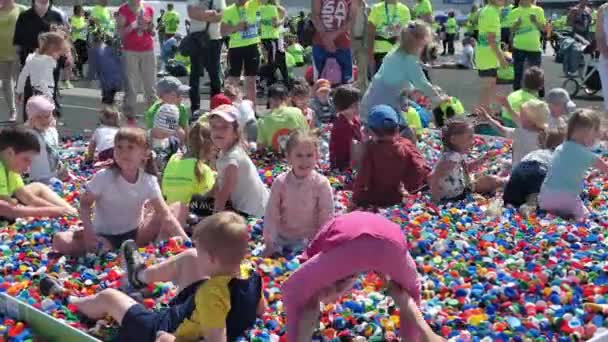 Rússia, Nizhny Novgorod, aterro Volzhskaya 21, 05.06.2021. Parque de diversões das crianças. Piscina exterior colorida. — Vídeo de Stock