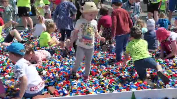 Parc d'attractions pour enfants. Les enfants jouent dehors. — Video