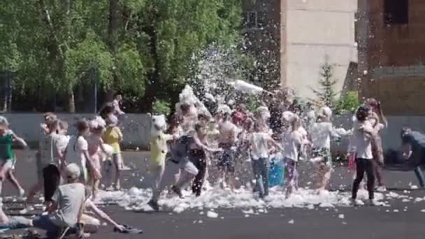 Russia, Nizhny Novgorod, 3 Akademika Lebedeva str., school No. 32, 06.18.2021. Vacaciones de verano. Entretenimiento para niños de vacaciones — Vídeos de Stock