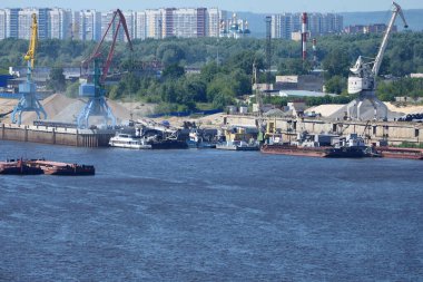 Nehir limanı. Yazın mavnalarda nehir kumlarının çıkarılması ve taşınması.