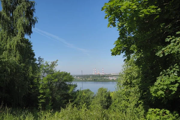 Zomer landschap. Prachtige groene bomen, blauwe lucht en uitzicht op de rivier. — Stockfoto