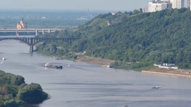 River View. Yönlendirilebilir nehir. Bir mavna, bir motorlu tekne, bir yelkenli yat ve bir zevk gemisi yol alıyor