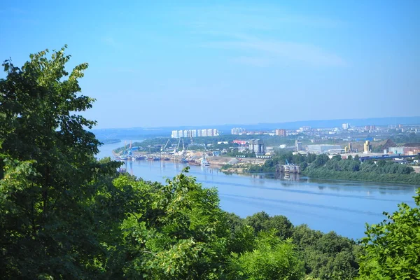 Prachtig uitzicht op de rivier in de zomer op een zonnige dag. — Stockfoto