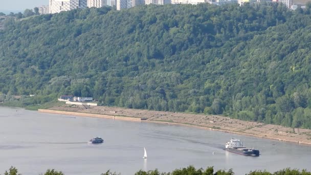 Vista al río en verano. Un barco de carga seca, un barco turístico y un yate de vela navegan a lo largo del río.. — Vídeo de stock