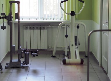 Teçhizat ve simülatörlerle rehabilitasyon için tıbbi ve spor salonu.