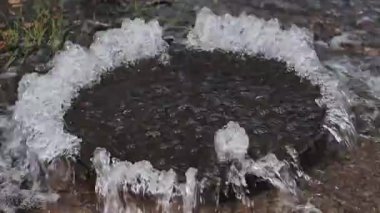 Kapaktan su akıyor, şehir kanalizasyon arızası. Kanalizasyon sisteminde atılım, drenaj sisteminde arıza..