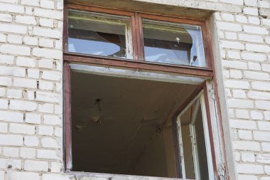 Harap olmuş evler, harap olmuş eski binalar, kırık camlı evler..