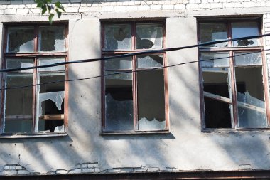 Harap olmuş evler, harap olmuş eski binalar, kırık camlı evler..