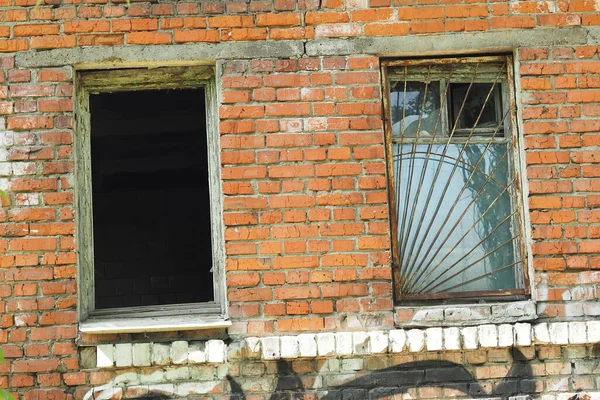 Casas en ruinas y viejos edificios en ruinas, casas con ventanas rotas. — Foto de Stock