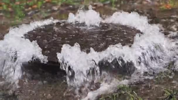 Аварія в каналізації. Вода тече з люка після бокового дощу .. Аварія в дренажній системі — стокове відео