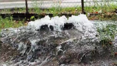 Drenaj sistemi arızası. Yağmurdan sonra kapaktan su akar.. 